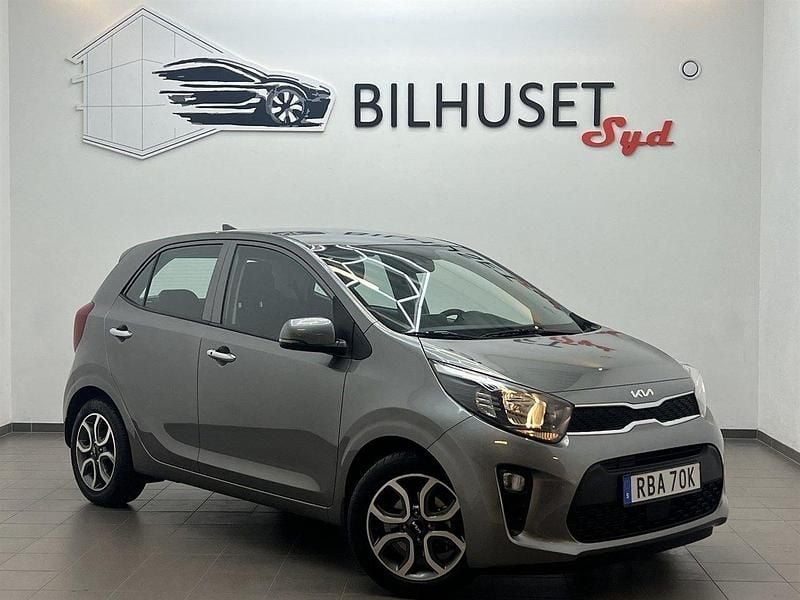 Grå Begagnad 2024 Kia Picanto Advance Halvkombi | 158 500 kr (Marknadspris) - Bild 1/4