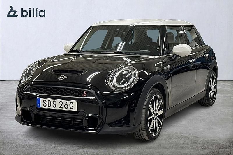 Midnight black met Begagnad 2022 Mini Cooper S Halvkombi | 244 900 kr (Lite dyr) - Bild 1/3