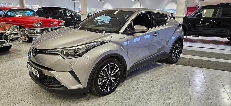 Mörkgrå Begagnad 2018 Toyota C-HR Executive SUV | 259 000 kr (Marknadspris) - Bild 1/4