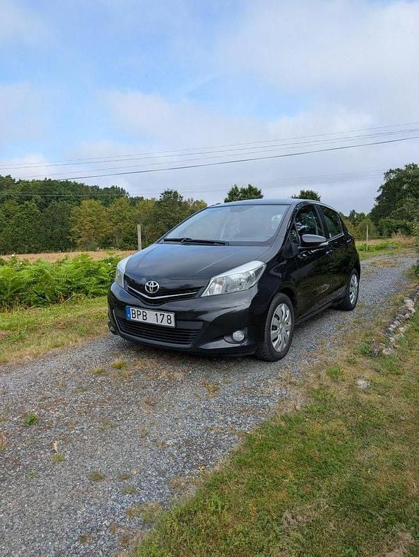 Svart Begagnad 2013 Toyota Yaris Active Halvkombi | 57 000 kr (Marknadspris) - Bild 1/4