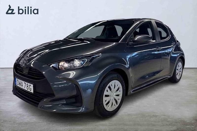 Mörkgrå Begagnad 2025 Toyota Yaris Hybrid Life Halvkombi | 239 900 kr (Bra pris) - Bild 1/1