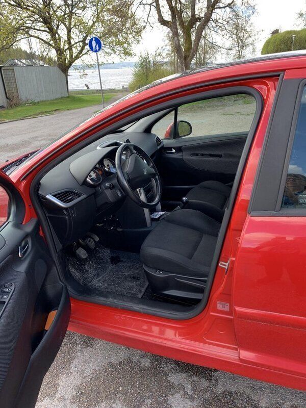 Röd Begagnad 2006 Peugeot 207 Sport Halvkombi | 25 000 kr (Marknadspris) - Bild 1/4