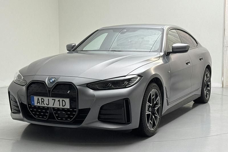 Grå Begagnad 2023 BMW i4 M Sport Sedan | 419 000 kr (Bra pris) - Bild 1/4