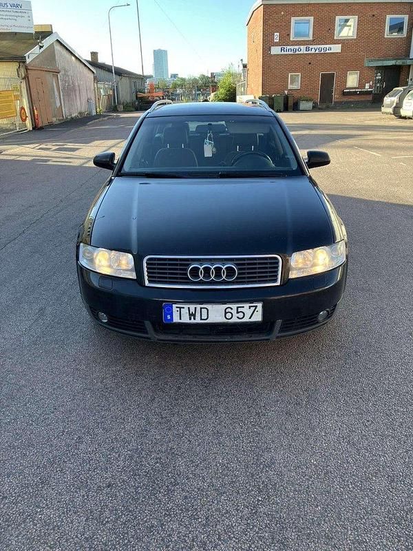 Svart Begagnad 2003 Audi A4 Comfort Kombi | 15 000 kr (Marknadspris) - Bild 1/4
