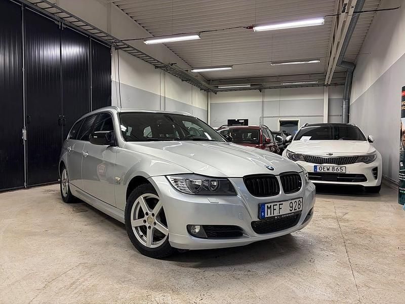 Grå Begagnad 2011 BMW 320 Kombi | 99 900 kr (Lite dyr) - Bild 1/4