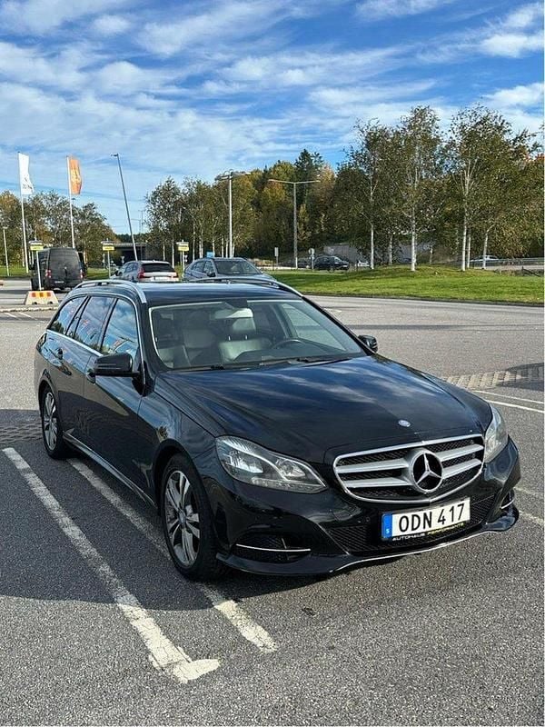 Svart Begagnad 2016 Mercedes E220 Kombi | 104 900 kr (Marknadspris) - Bild 1/4