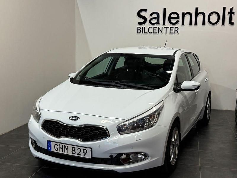 Vit Begagnad 2014 Kia Ceed Comfort Halvkombi | 69 900 kr (Marknadspris) - Bild 1/4