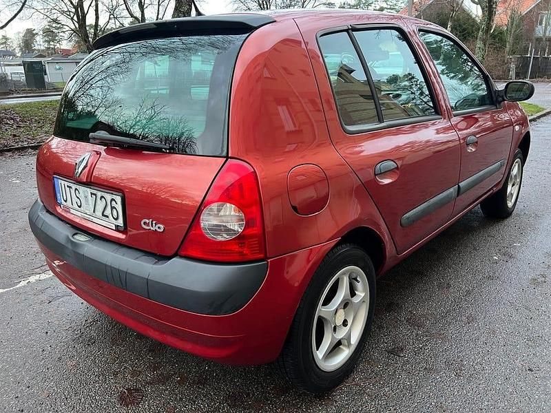 Begagnad Renault Clio II 75 HK (55 kW) 2004 Halvkombi