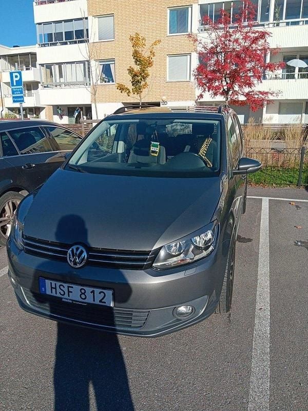 Grå Begagnad 2015 VW Touran Minibuss | 85 000 kr (Bra pris) - Bild 1/4