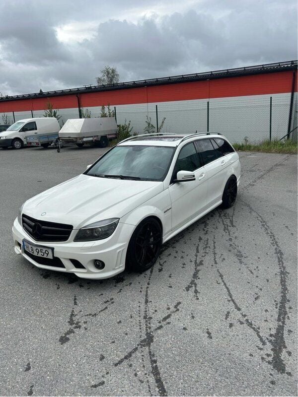 Vit Begagnad 2010 Mercedes C63 AMG Avantgarde Kombi | 240 000 kr - Bild 1/4