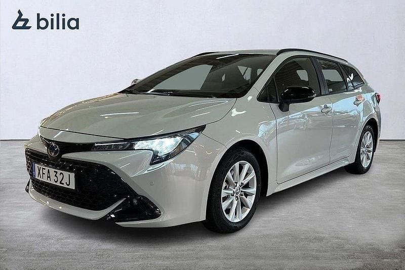 Grå Begagnad 2025 Toyota Corolla Active Kombi | 314 900 kr (Marknadspris) - Bild 1/4