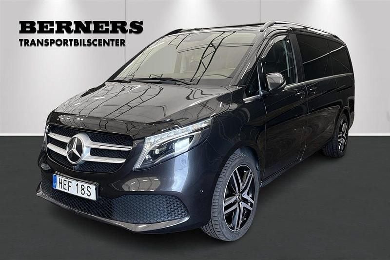 Mörkgrå (grå) Begagnad 2020 Mercedes V250 Minibuss | 559 900 kr (Marknadspris) - Bild 1/4