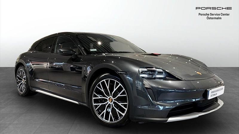 Grå Begagnad 2023 Porsche Taycan Cross Turismo Kombi | 745 000 kr (Marknadspris) - Bild 1/4