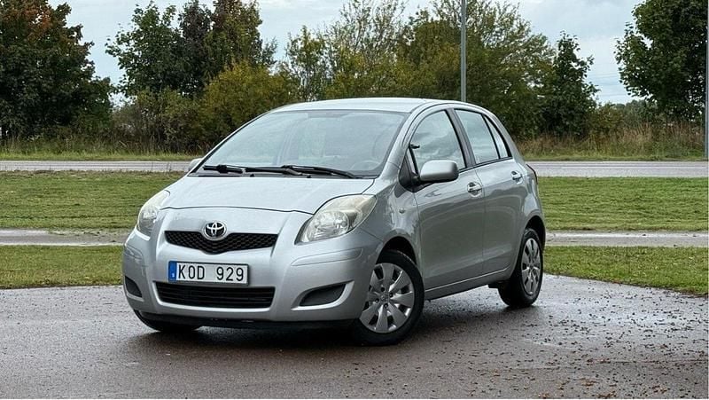 Silver Begagnad 2010 Toyota Yaris Halvkombi | 35 000 kr (Marknadspris) - Bild 1/3