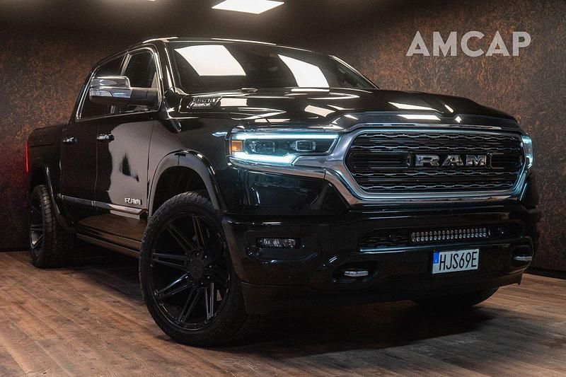 Svart Begagnad 2022 RAM 1500 Pickup | 819 500 kr (Marknadspris) - Bild 1/4