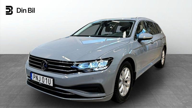 Grå Begagnad 2023 VW Passat Business Kombi | 314 500 kr (Bra pris) - Bild 1/4