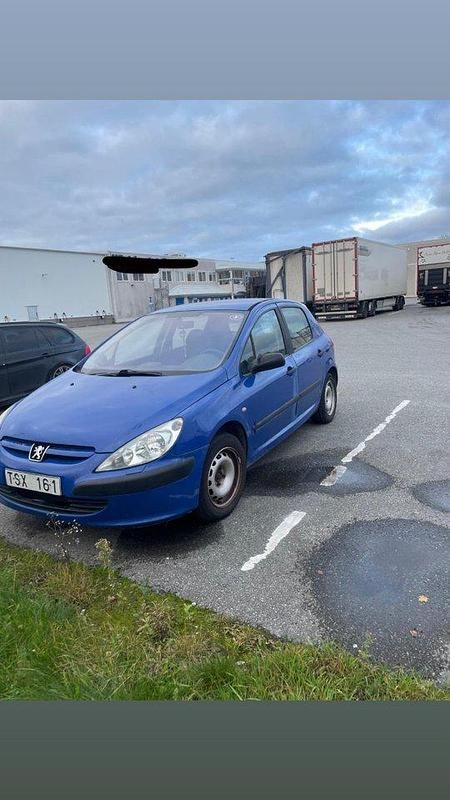 Blå Begagnad 2003 Peugeot 307 Halvkombi | 13 000 kr (Marknadspris) - Bild 1/4