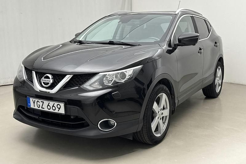 Svart Begagnad 2017 Nissan Qashqai 360º SUV | 129 900 kr (Bra pris) - Bild 1/4