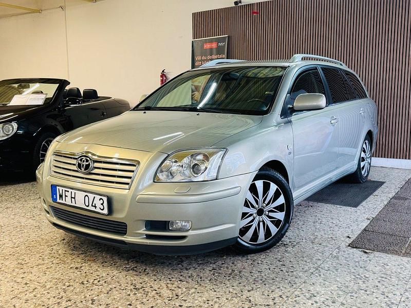 Ljusgrön (grön) Begagnad 2004 Toyota Avensis Kombi | 59 900 kr (Dyr) - Bild 1/4