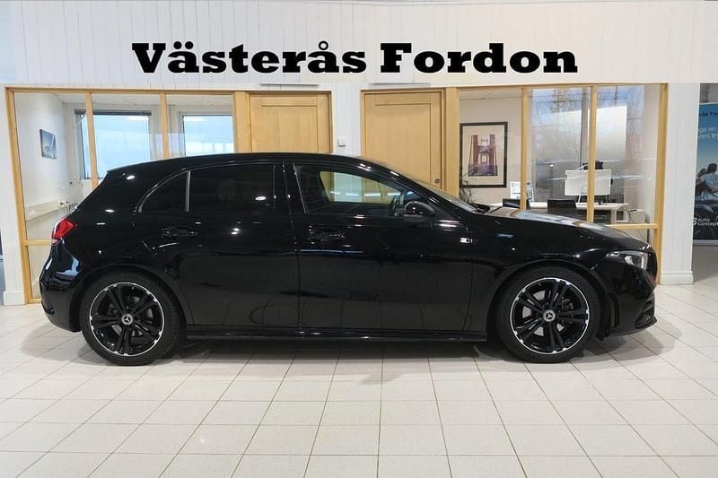 Svart Begagnad 2021 Mercedes A180 AMG Halvkombi | 269 900 kr (Marknadspris) - Bild 1/4