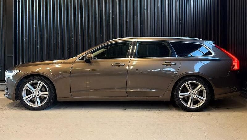 Begagnad Volvo V90 Momentum 150 HK (110 kW) 2016 Brun Kombi
