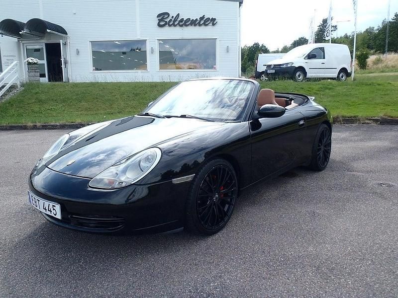 Svart Begagnad 2001 Porsche 911 Carrera 4 Cabriolet Cab | 339 000 kr - Bild 1/4