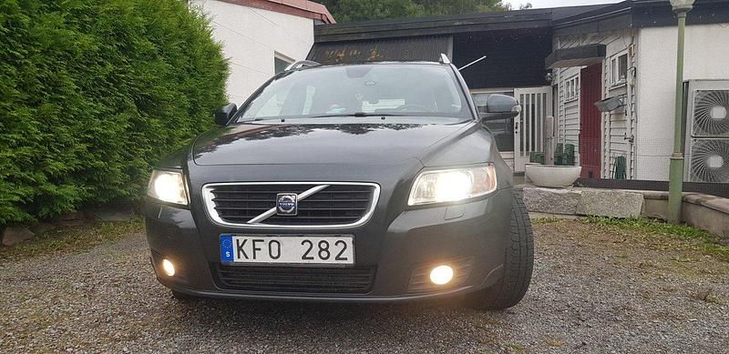 Grå Begagnad 2010 Volvo V50 Momentum Kombi | 32 500 kr (Marknadspris) - Bild 1/4