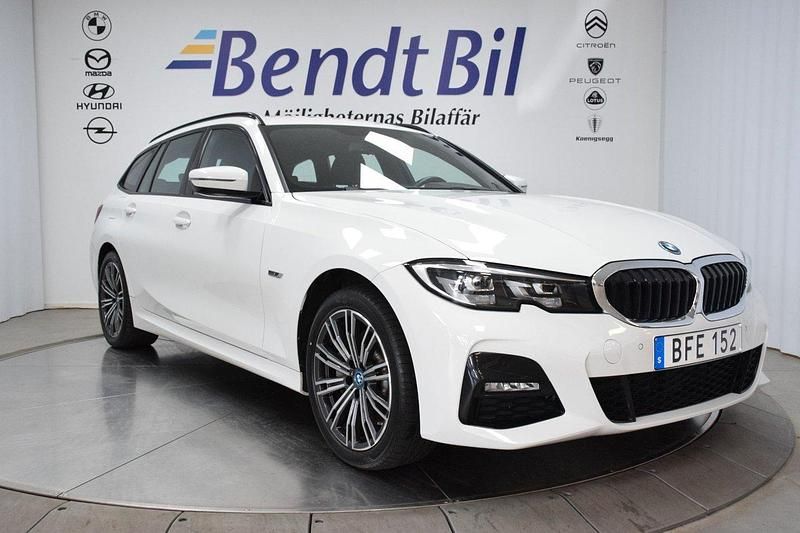 Vit Begagnad 2022 BMW 330e M Sport Kombi | 349 500 kr (Bra pris) - Bild 1/3