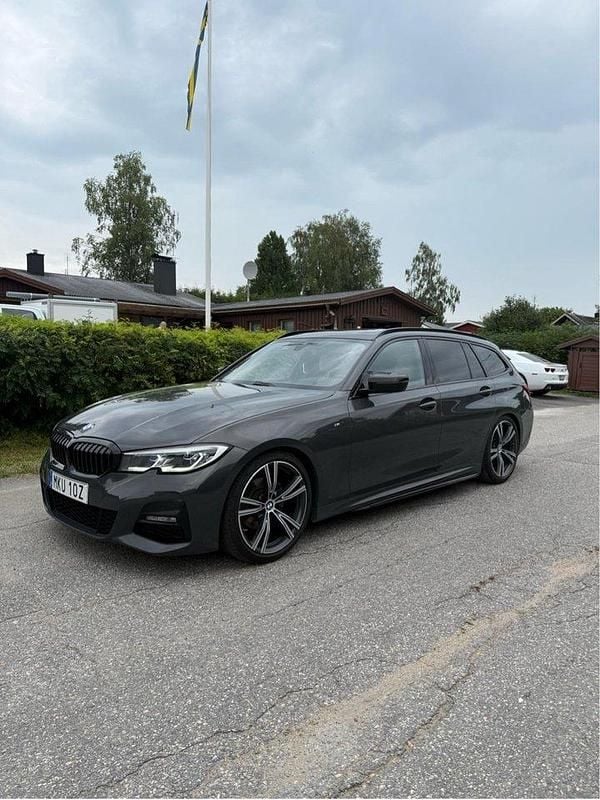 Grå Begagnad 2020 BMW 320 M Sport Kombi | 330 000 kr (Dyr) - Bild 1/4