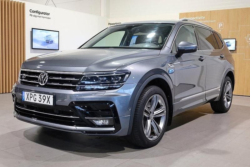 Mörkgrå (grå) Begagnad 2020 VW Tiguan Allspace R-line SUV | 339 900 kr (Marknadspris) - Bild 1/3