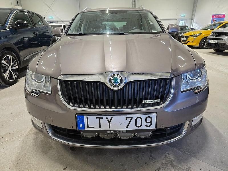 Begagnad Skoda Superb Elegance 105 HK (77 kW) 2011 Brun metallic Kombi