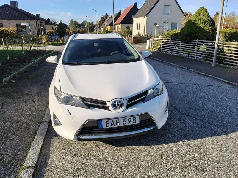 Vit Begagnad 2015 Toyota Auris Touring Sports Active Kombi | 139 000 kr (Marknadspris) - Bild 1/4