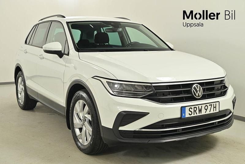 Vit (pure white) Begagnad 2022 VW Tiguan Life SUV | 289 900 kr (Marknadspris) - Bild 1/4