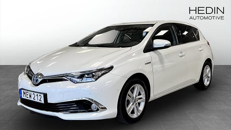 Begagnad 2016 Toyota Auris Hybrid Executive Halvkombi | 149 900 kr - Bild 1/4
