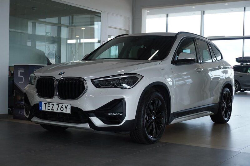 Vit (mineralvit metallic) Begagnad 2020 BMW X1 xLine SUV | 289 500 kr (Marknadspris) - Bild 1/4