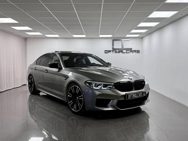 Begagnad BMW M5 Comfort Edition 600 HK (441 kW) 2018 Donington grå metallic. Sedan
