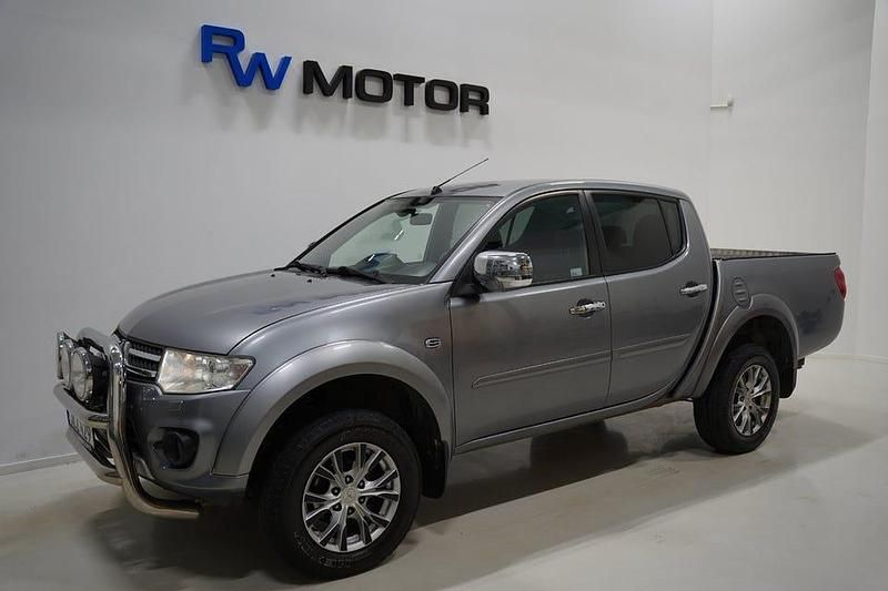 Grå Begagnad 2015 Mitsubishi L200 Pickup | 139 800 kr (Lite dyr) - Bild 1/4