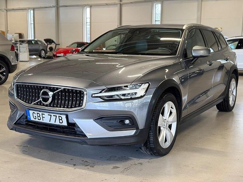 Grå Begagnad 2021 Volvo V60 CC Kombi | 349 900 kr (Marknadspris) - Bild 1/4