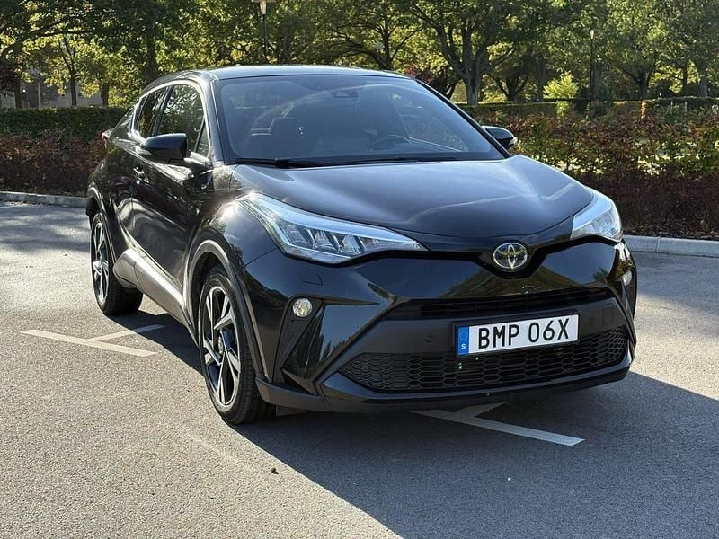Svart Begagnad 2022 Toyota C-HR Edition SUV | 255 000 kr (Marknadspris) - Bild 1/4
