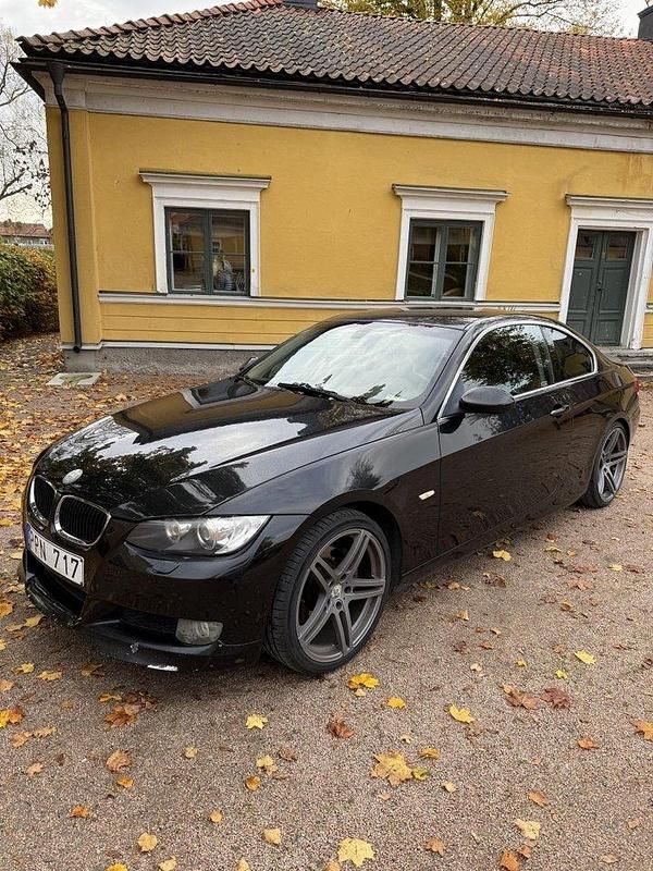 Svart Begagnad 2007 BMW 325 Comfort Edition Sportkupé | 90 000 kr (Marknadspris) - Bild 1/4