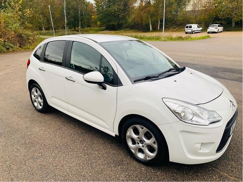 Vit Begagnad 2013 Citroën C3 Halvkombi | 35 900 kr (Marknadspris) - Bild 1/4