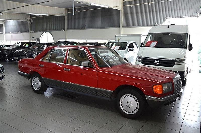Röd Begagnad 1984 Mercedes S280 Sedan | 129 900 kr - Bild 1/4