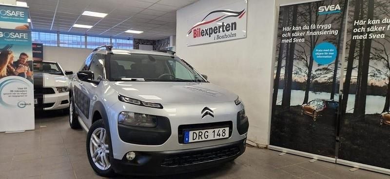 Silver Begagnad 2014 Citroën C4 Cactus PureTech Halvkombi | 59 900 kr (Marknadspris) - Bild 1/4