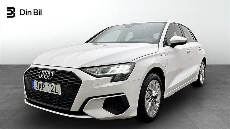 Vit Begagnad 2023 Audi A3 e-tron Halvkombi | 279 000 kr (Superpris) - Bild 1/4