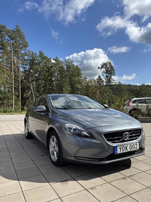 Grå Begagnad 2016 Volvo V40 Momentum Kombi | 115 000 kr (Marknadspris) - Bild 1/4