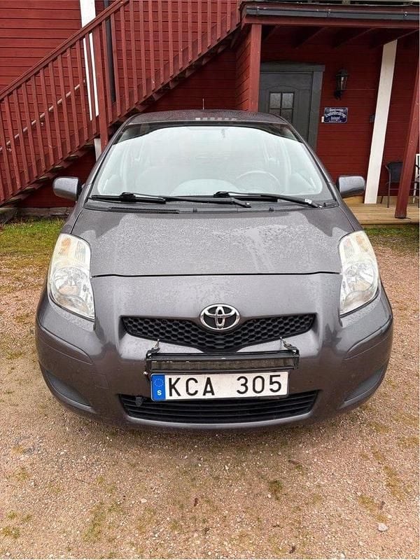 Begagnad 2009 Toyota Yaris Halvkombi | 25 000 kr (Bra pris) - Bild 1/4