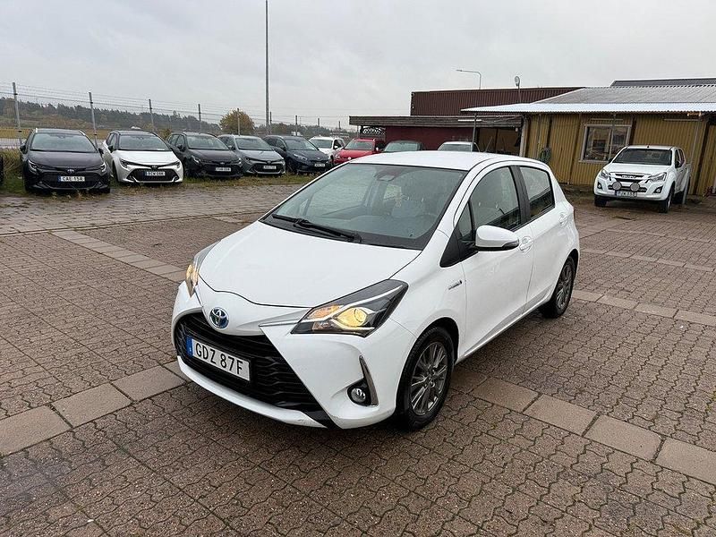 Vit Begagnad 2019 Toyota Yaris Hybrid Active Halvkombi | 159 900 kr (Bra pris) - Bild 1/4