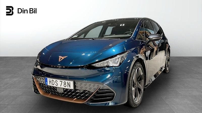 Mörkblå (aurora blue metallic) Begagnad 2024 Cupra Born e-Boost Halvkombi | 374 900 kr (Dyr) - Bild 1/4