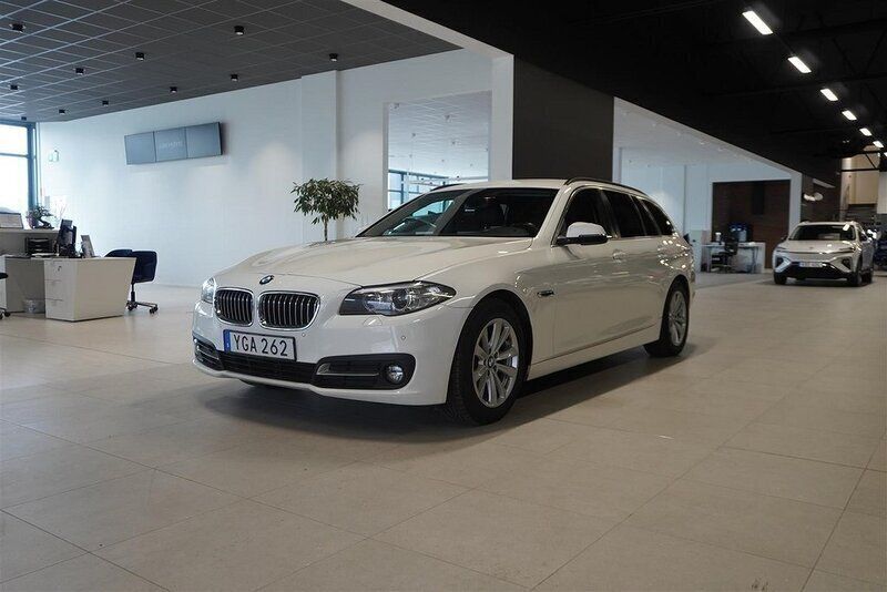 Vit Begagnad 2016 BMW 520 Kombi | 189 800 kr (Dyr) - Bild 1/4