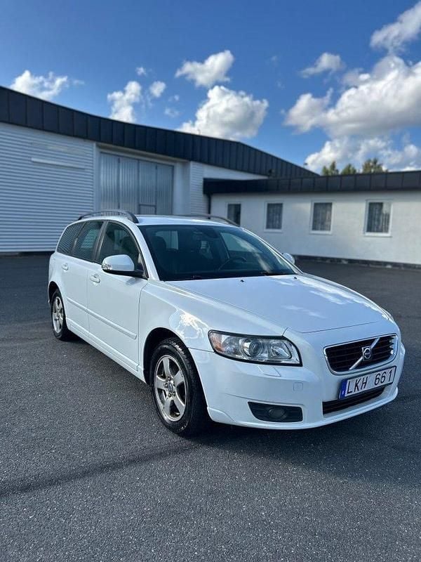 Vit Begagnad 2010 Volvo V50 Momentum Kombi | 29 999 kr (Marknadspris) - Bild 1/4